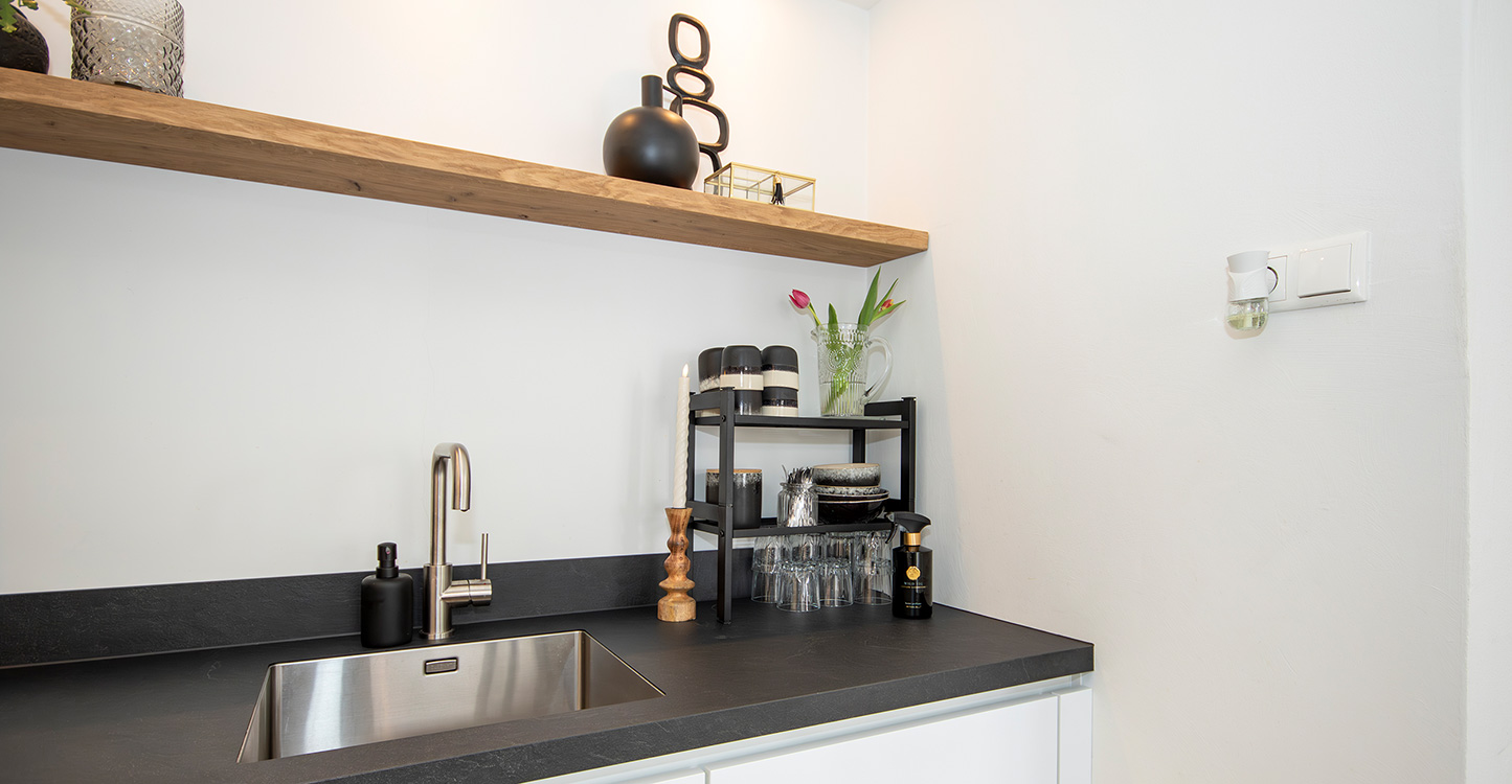 Hotel chique sfeer in moderne witte hoekkeuken