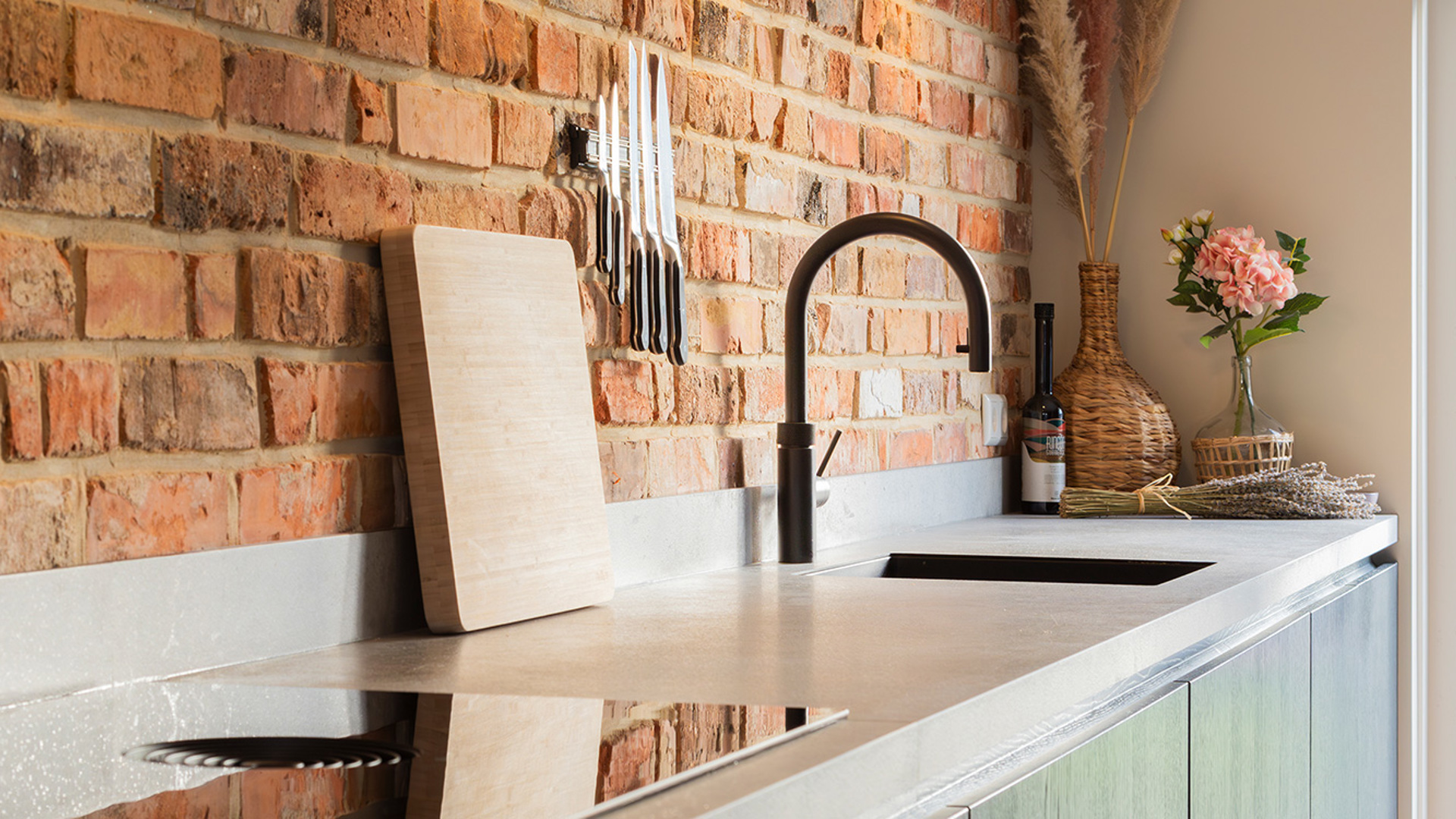 Sfeer foto van kraan en kookplaat met styling hoek