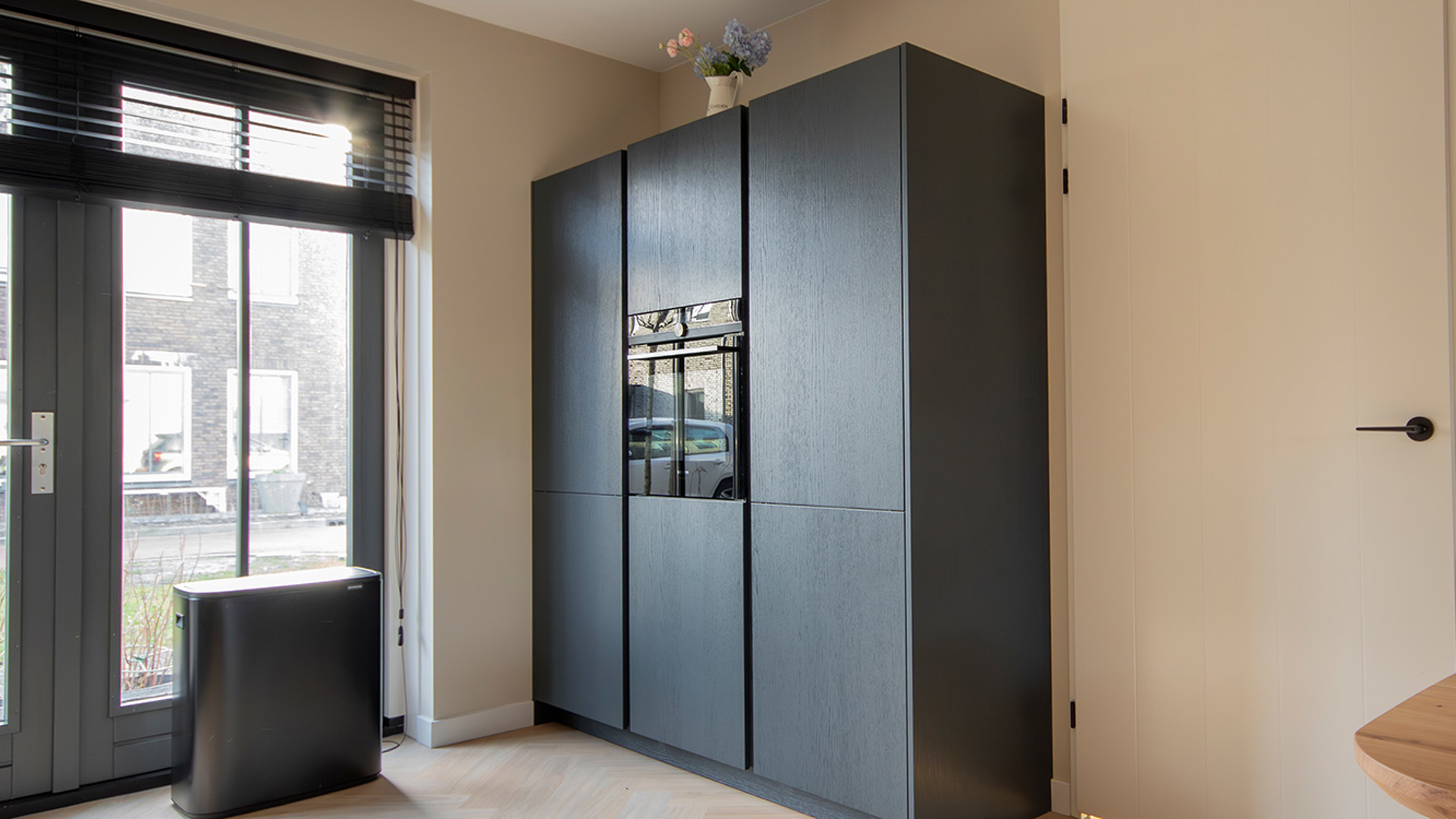 Foto van vrijstaande hoge bijpassende kasten en oven 