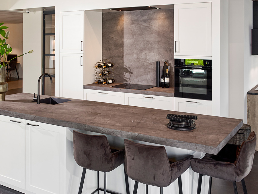 Ruime klassieke keuken met eet eiland