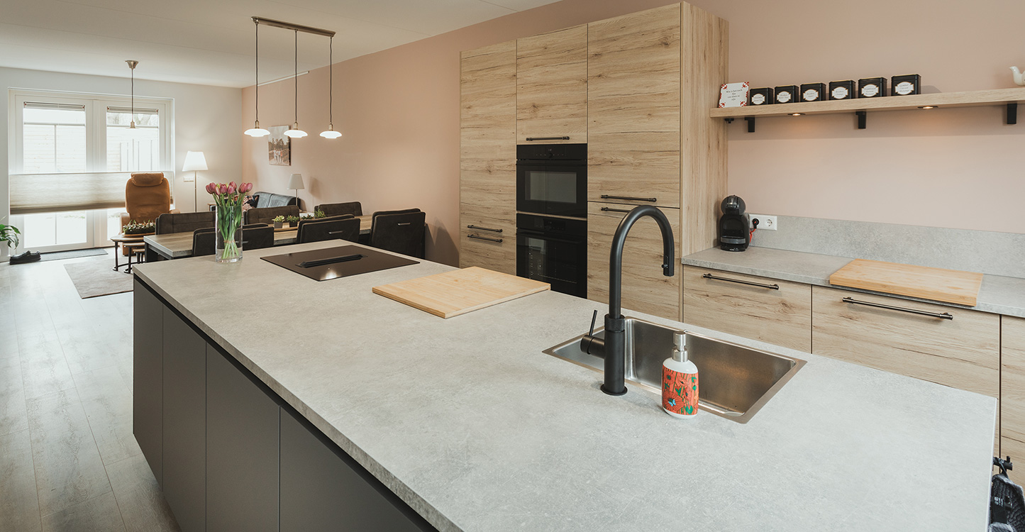 Sfeervolle woonkeuken met veel opbergruimte