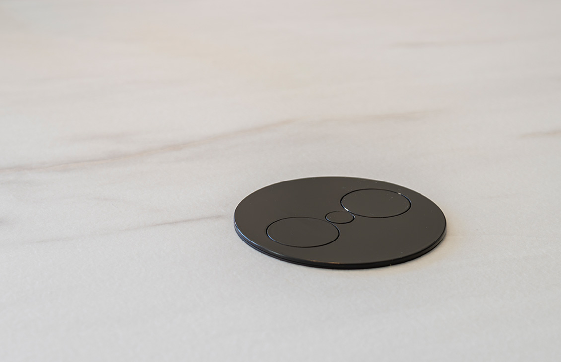 Moderne keuken met stopcontact in het werkblad