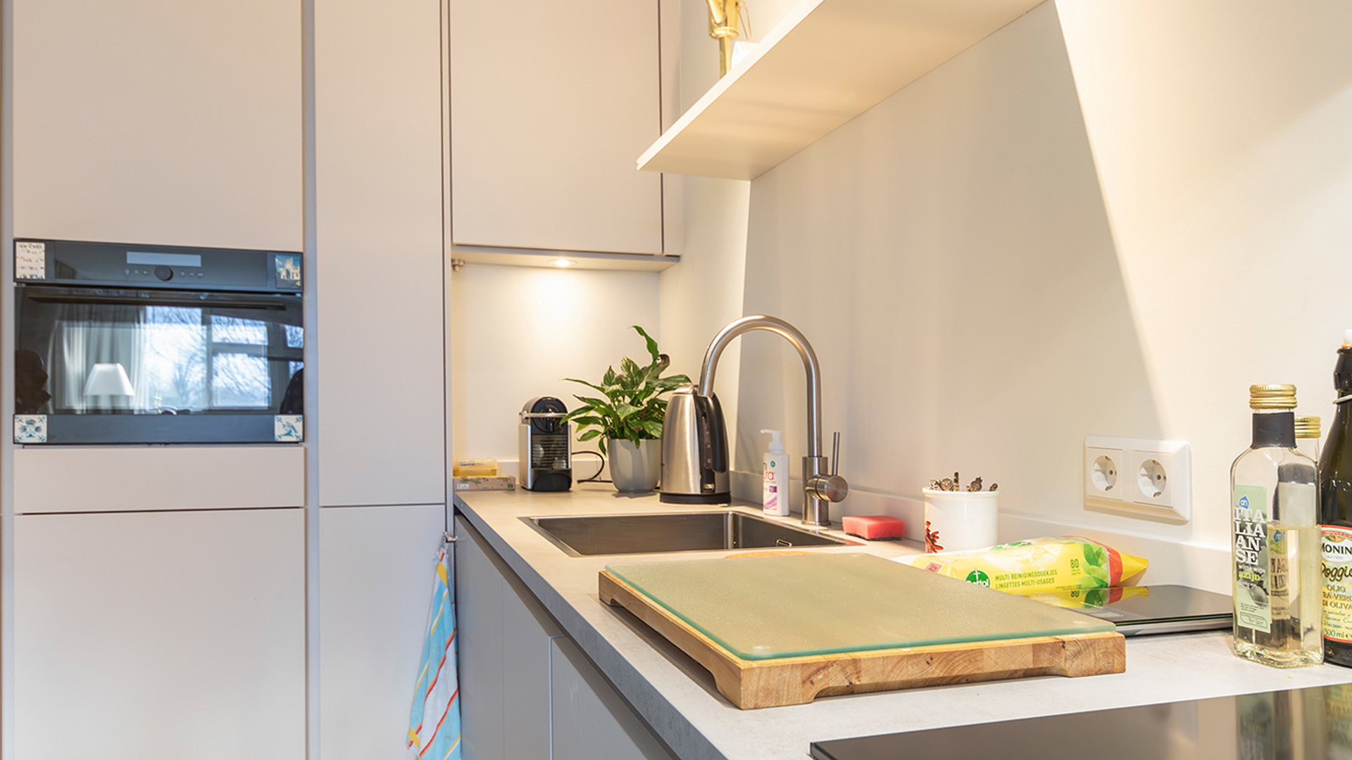 Sfeer foto hoekkeuken met oven en kraan 