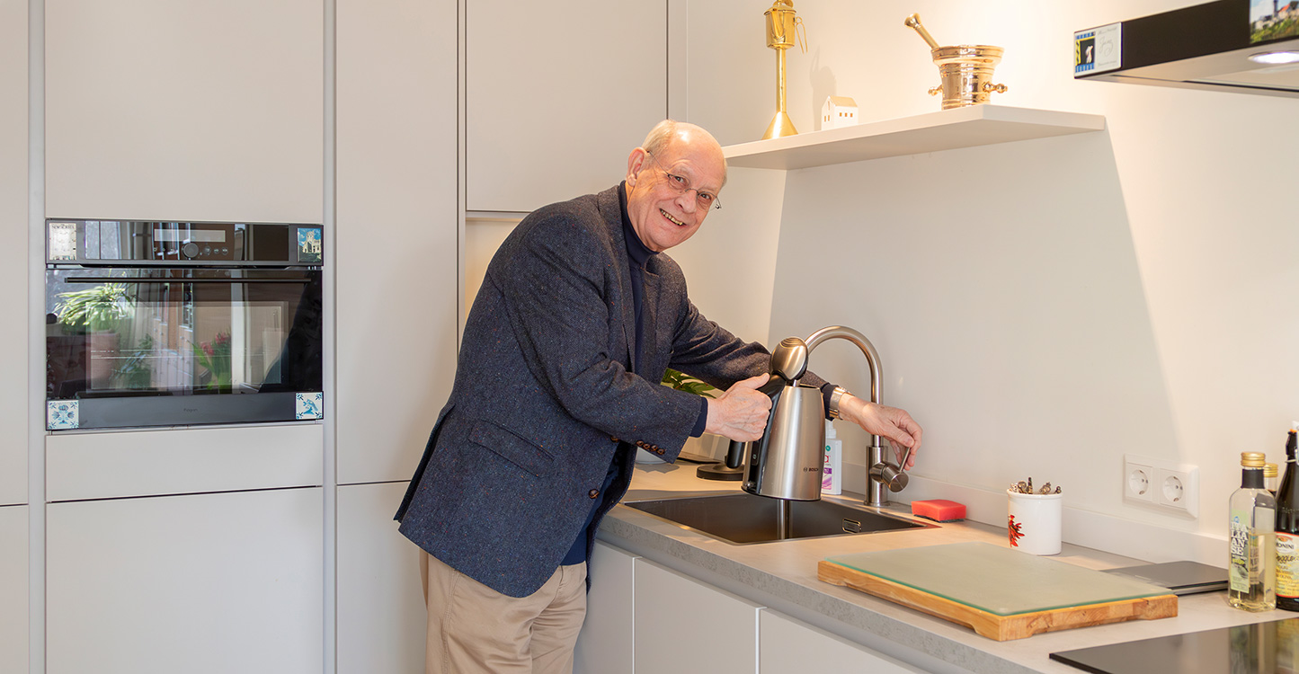 Meneer van Gent in zijn nieuwe hoekkeuken 