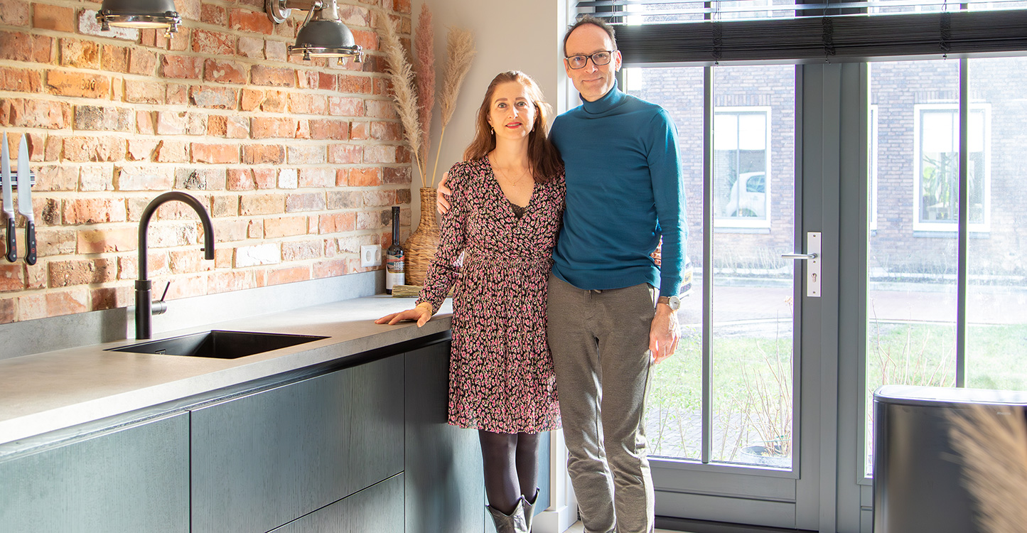 Familie Stolmeijer bij het grootte raam