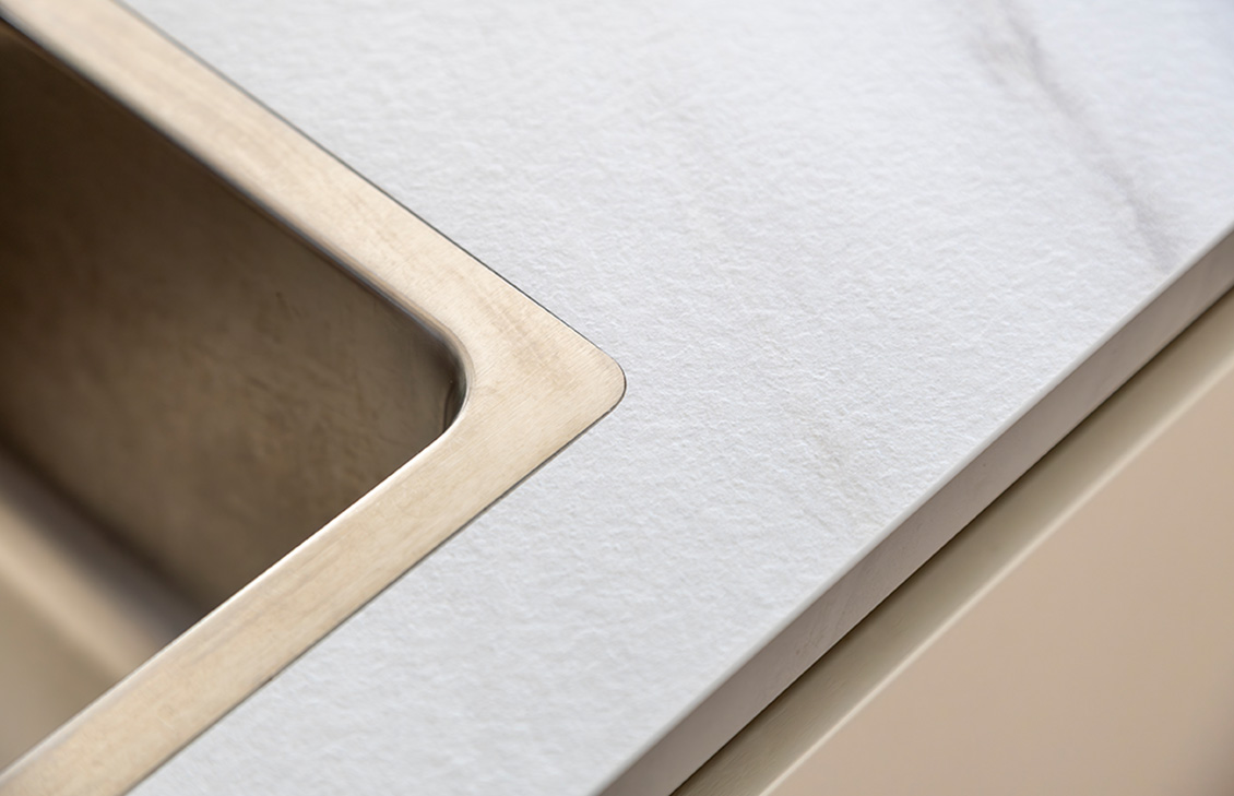 Moderne keuken met wit werkblad