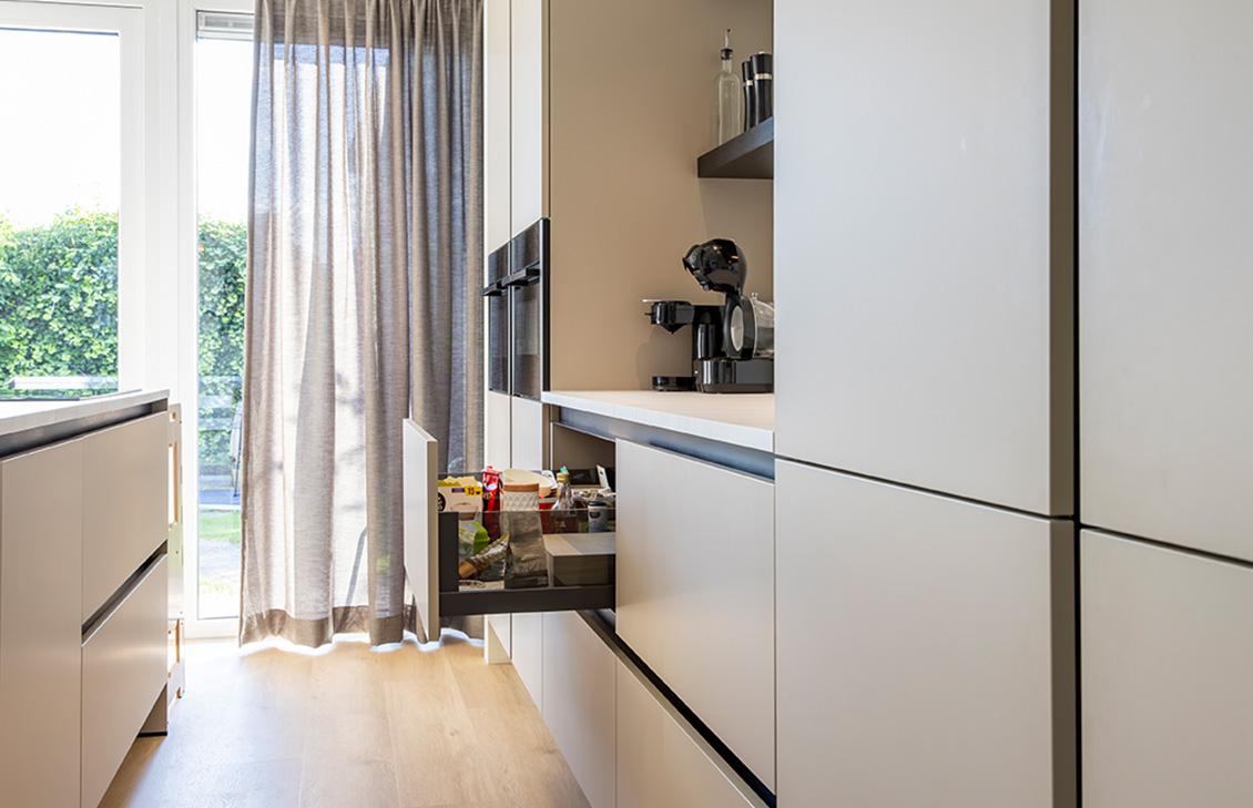 Moderne keuken met open lade en koffiezetapparaat op het aanrecht