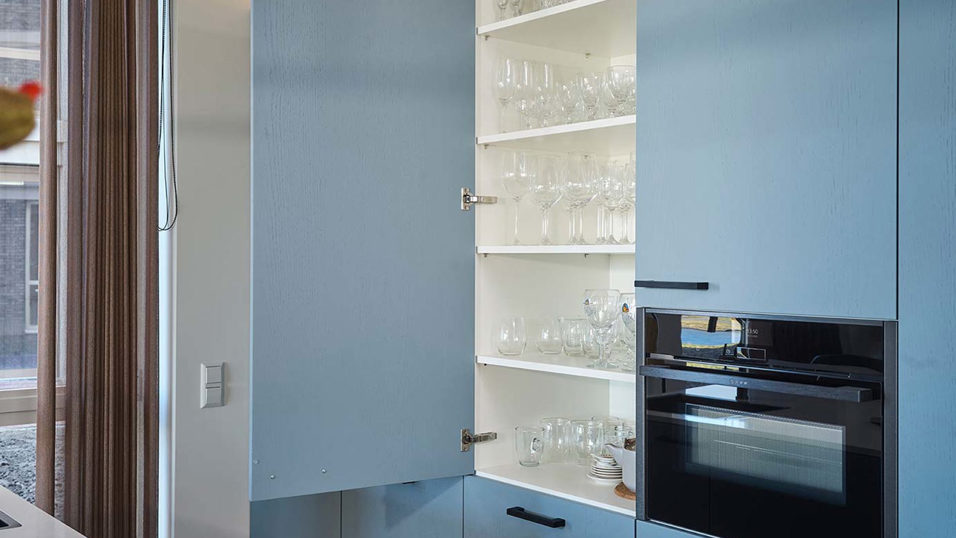 Moderne Kleurrijke Keuken Met Kastenwand