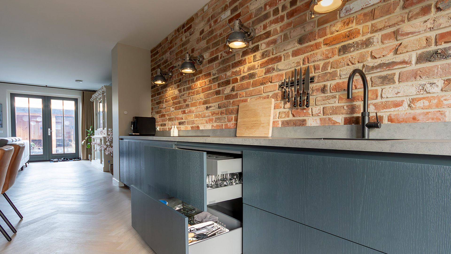 Compleet overzicht van keuken met open lades, vanuit rechte hoek gefotografeerd