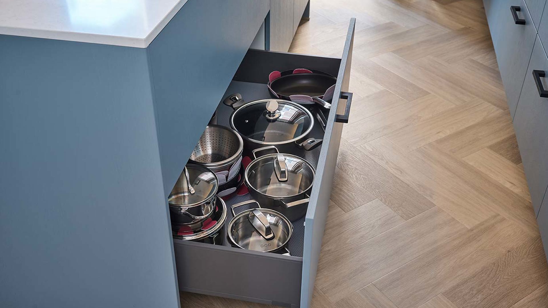 Moderne Kleurrijke Keuken Met Lades