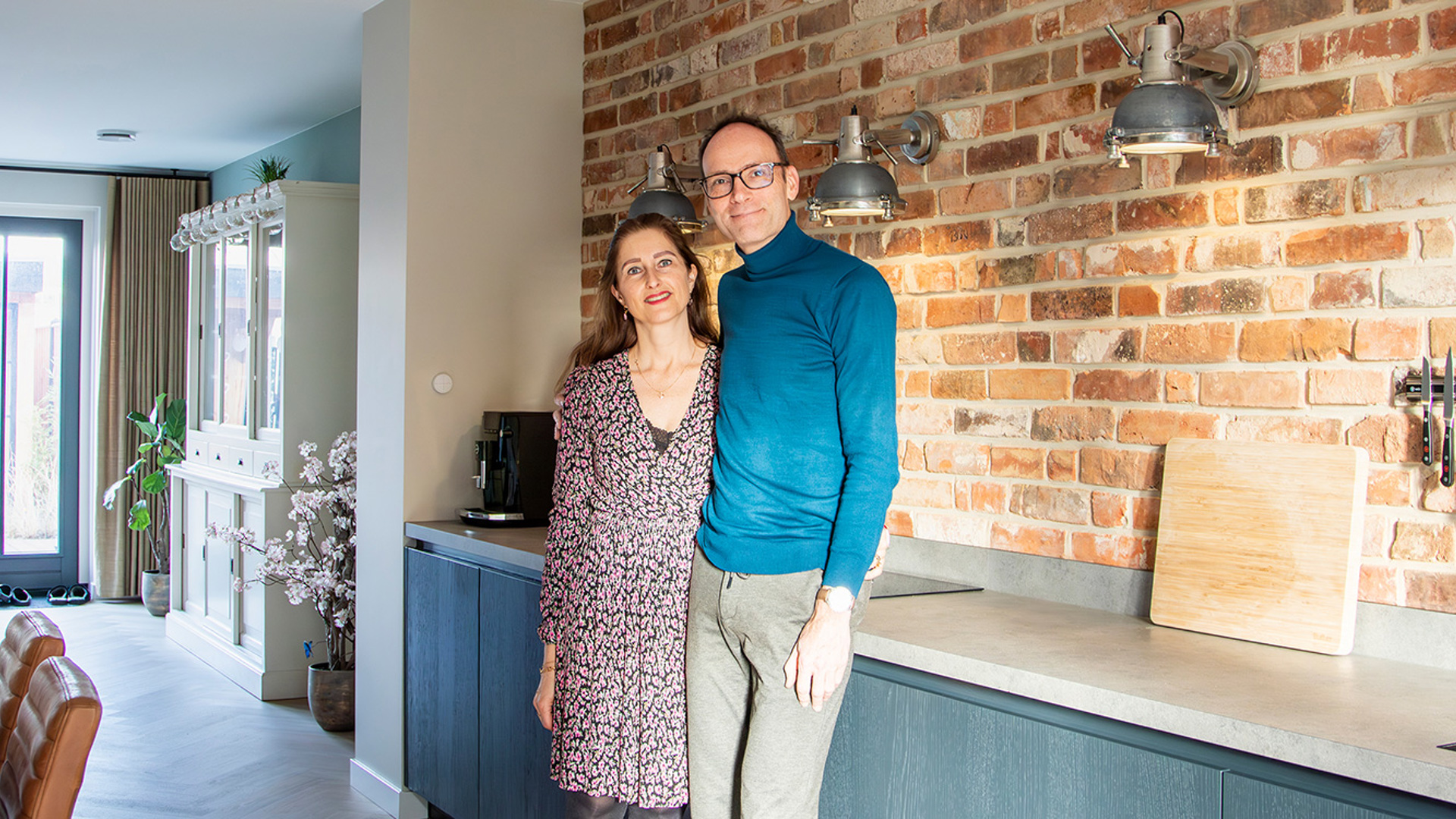 Rechte maatwerk keuken op achtergrond, op voorgrond familie Stolmeijer 