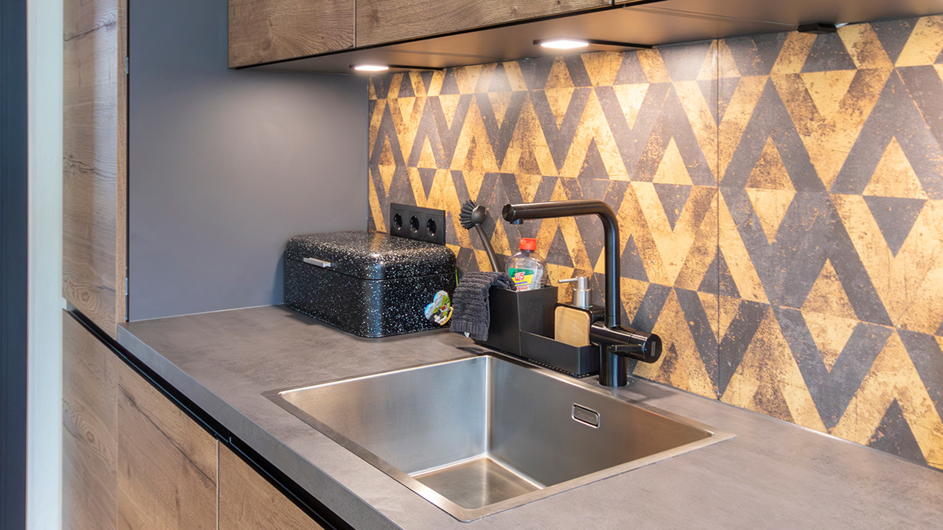 De zwarte kraan die bij de keuken is gemonteerd