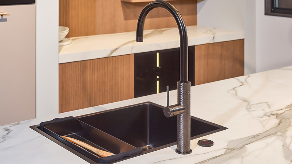 Marmer keramiek keuken werkblad met mat zwarte kraan 