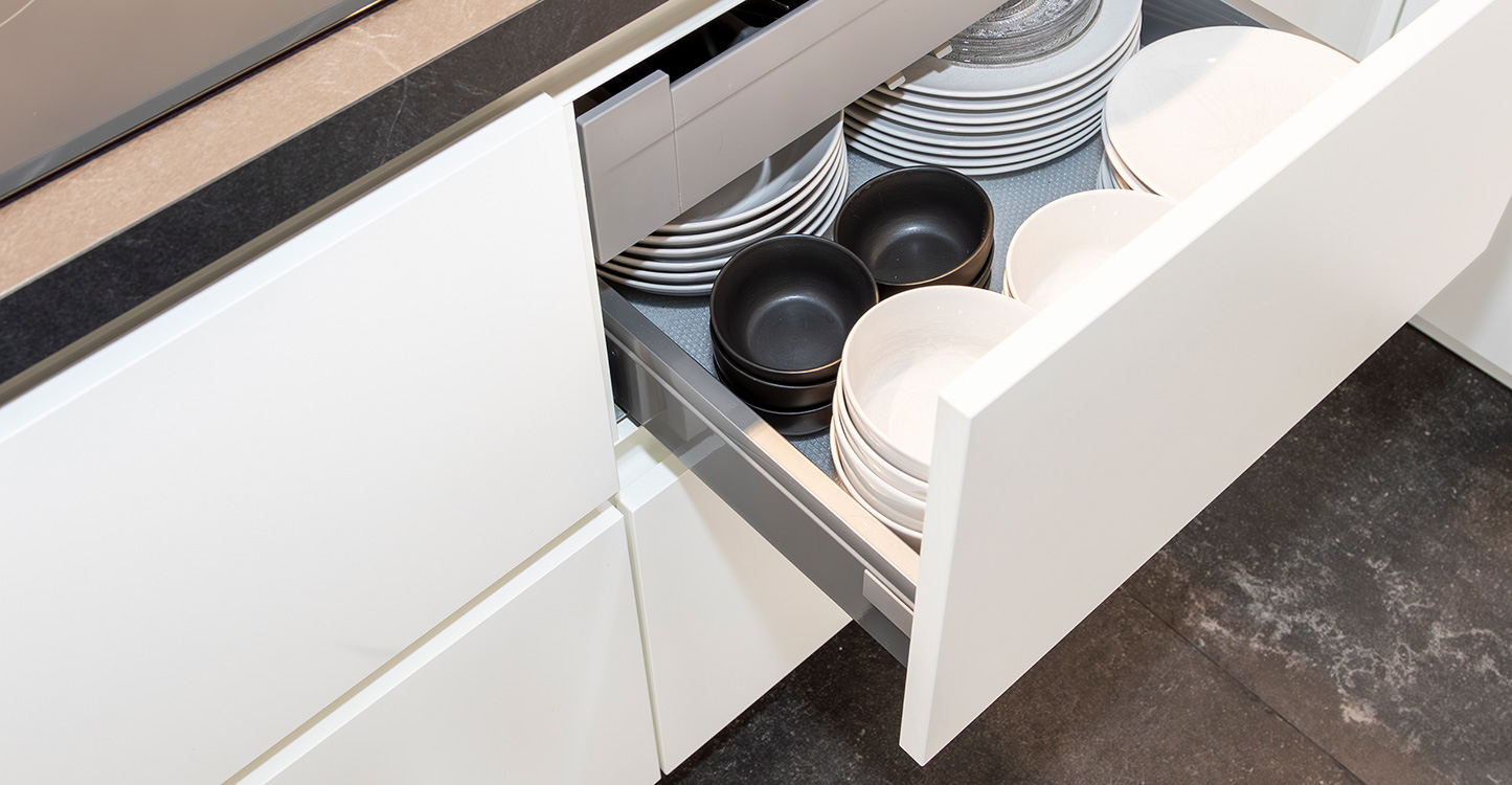 Witte keuken met greeploze fronten