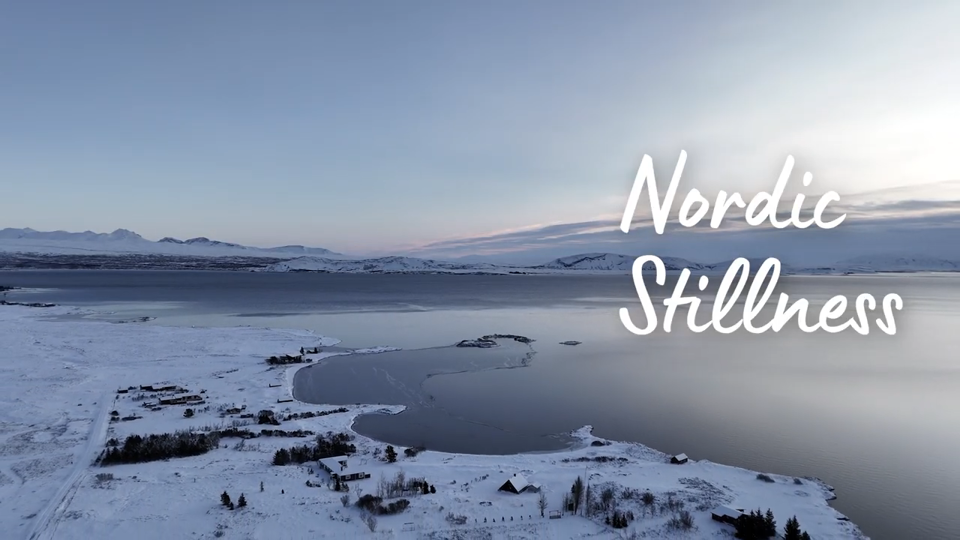 Uitgestrekt landschap met ijs en blauwe lucht tijdens zonsonderdagn. Ijskoude zee is zichtbaar met rechts de tekst Nordic Stillness - de keuken van het jaar 2025 bij DB Keukens