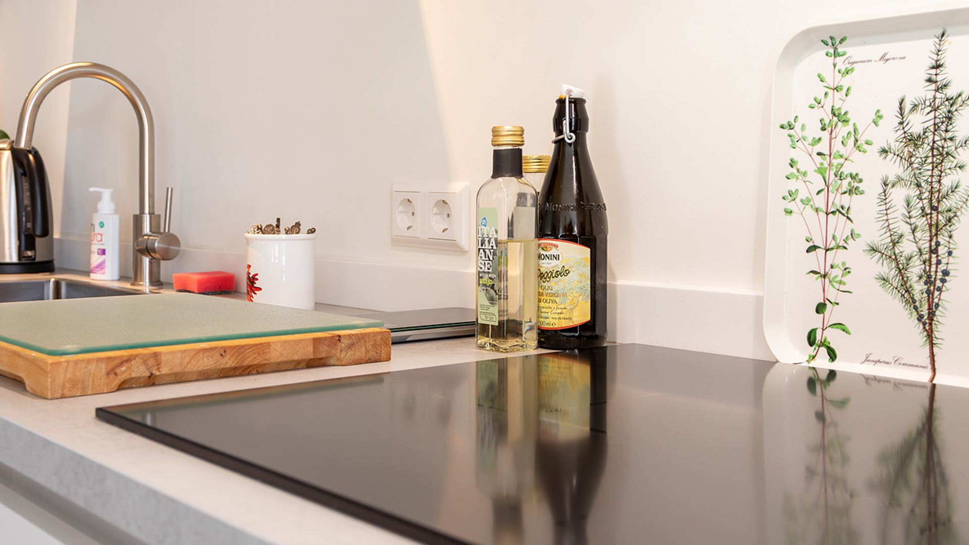 Sfeer foto kookplaat met kraan op de achtergrond