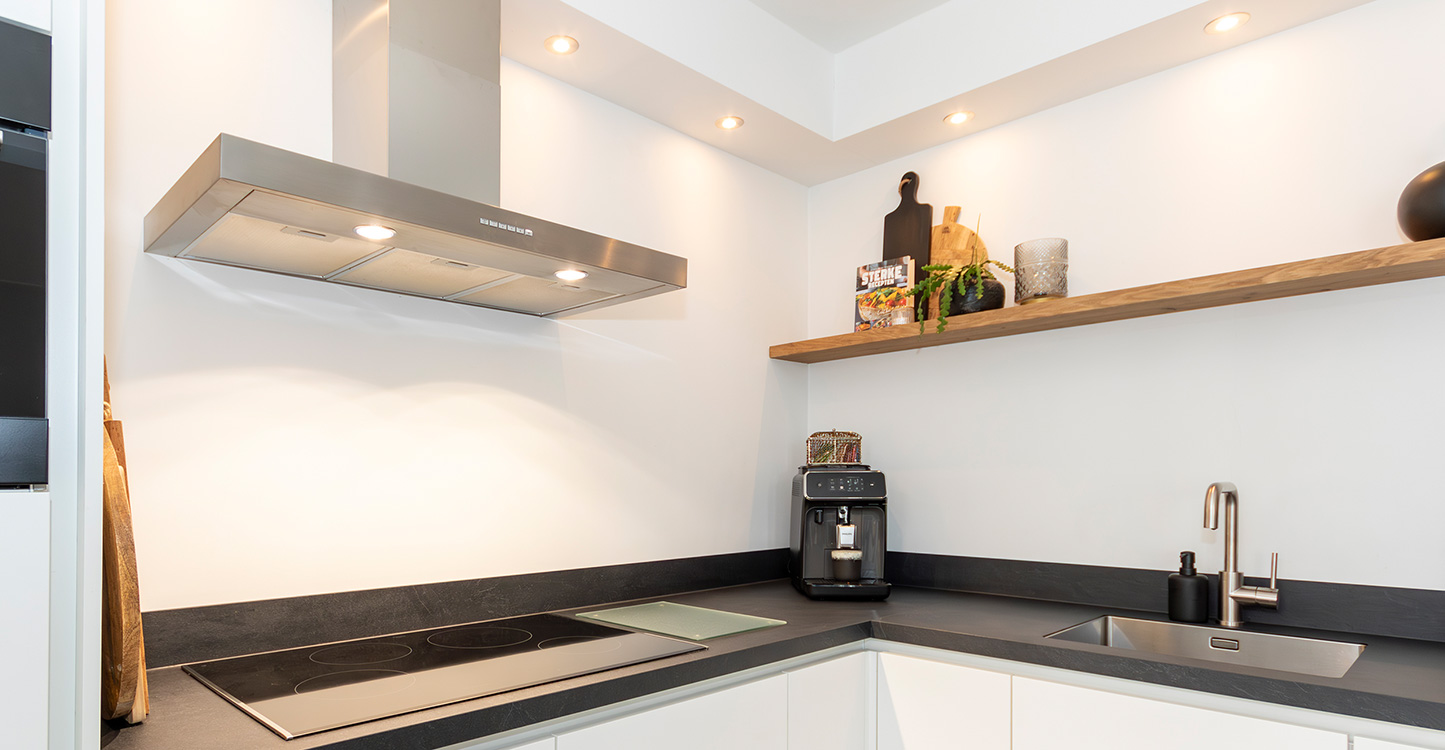 Hoekkeuken met hangende afzuigkap en een koffie corner