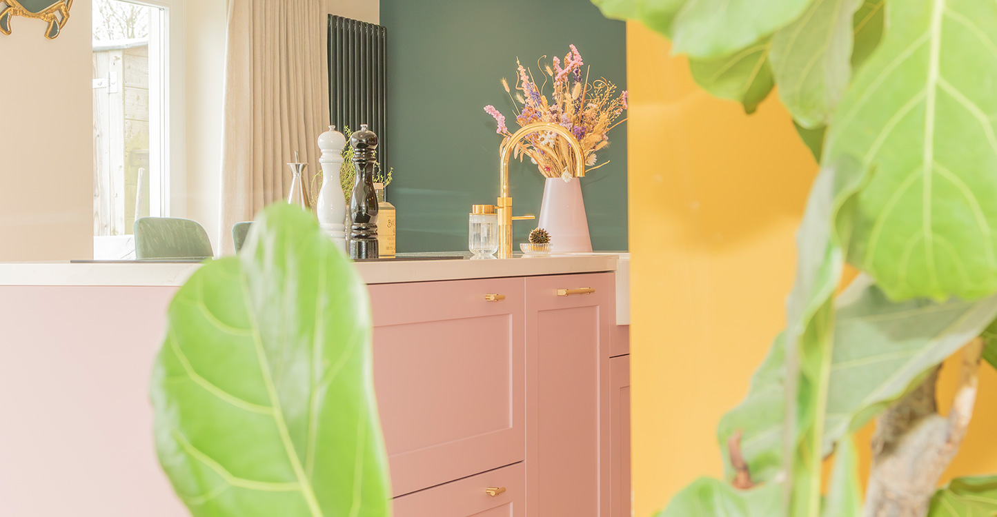 Roze kookeiland in landelijke stijl met wit werkblad