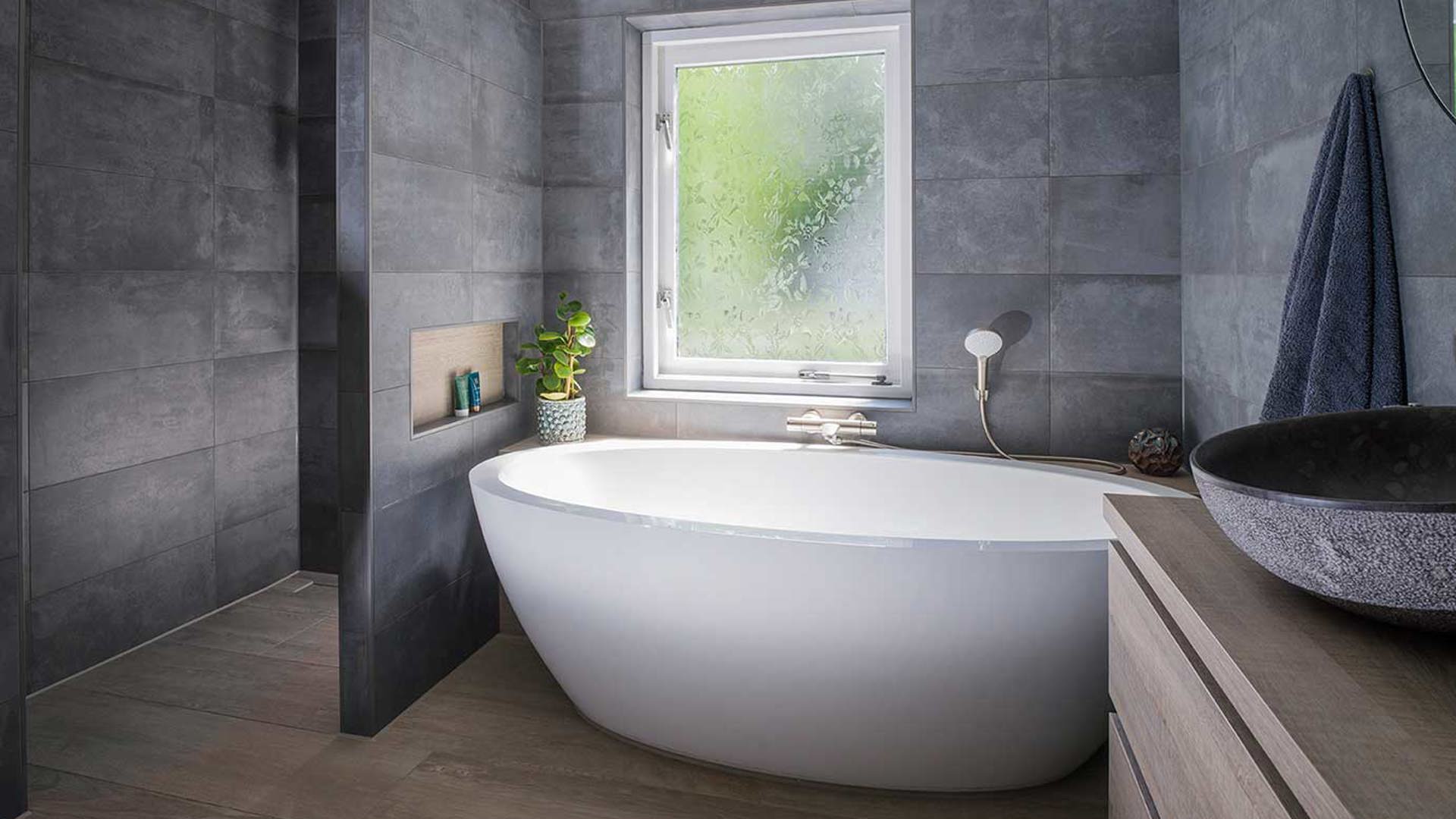 1 Moderne Grijze Betonlook Badkamer